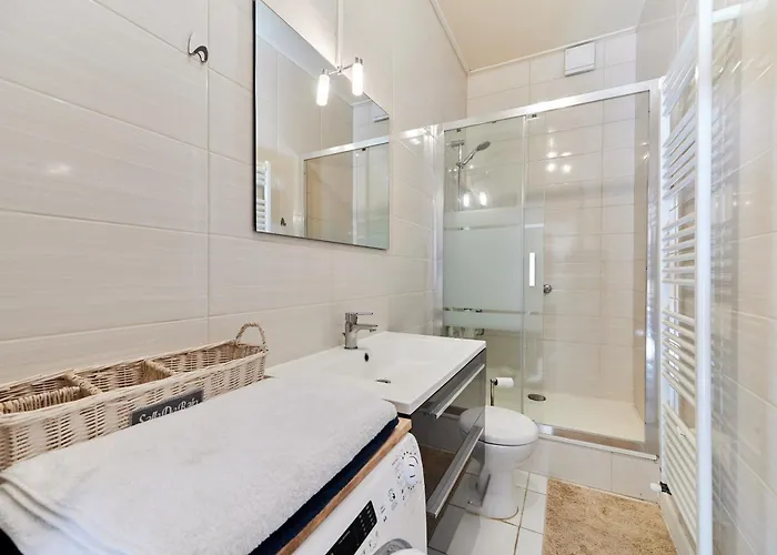 Au Bon Air De - A 200 Metres *